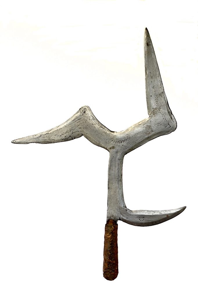 Détail d'un couteau Manza en fer forgé, bois et cuir | Manza, « Manja », Mondzombo | Afrique Centrale, République Démocratique du Congo, Zaïre, République Centrafricaine