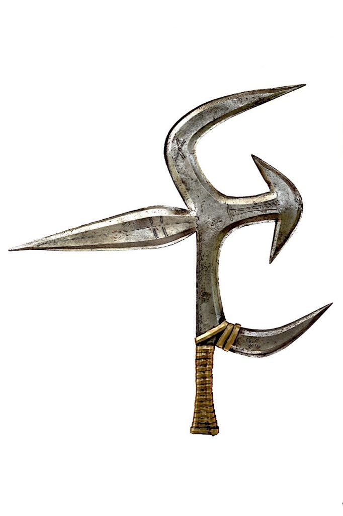 Couteau de jet Moko-ndo (ou Ngbangha) en bois, fer forgé et laiton | Ngbaka Mabo, Mbati, Bondjo : République Démocratique du Congo, Zaïre, République Centrafricaine