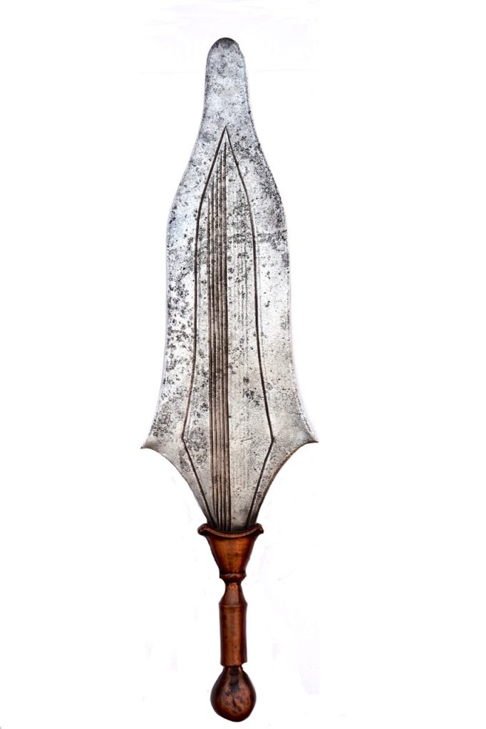 Épée courte Mbole en fer forgé, bois et cuivre | Mbole : République Démocratique du Congo