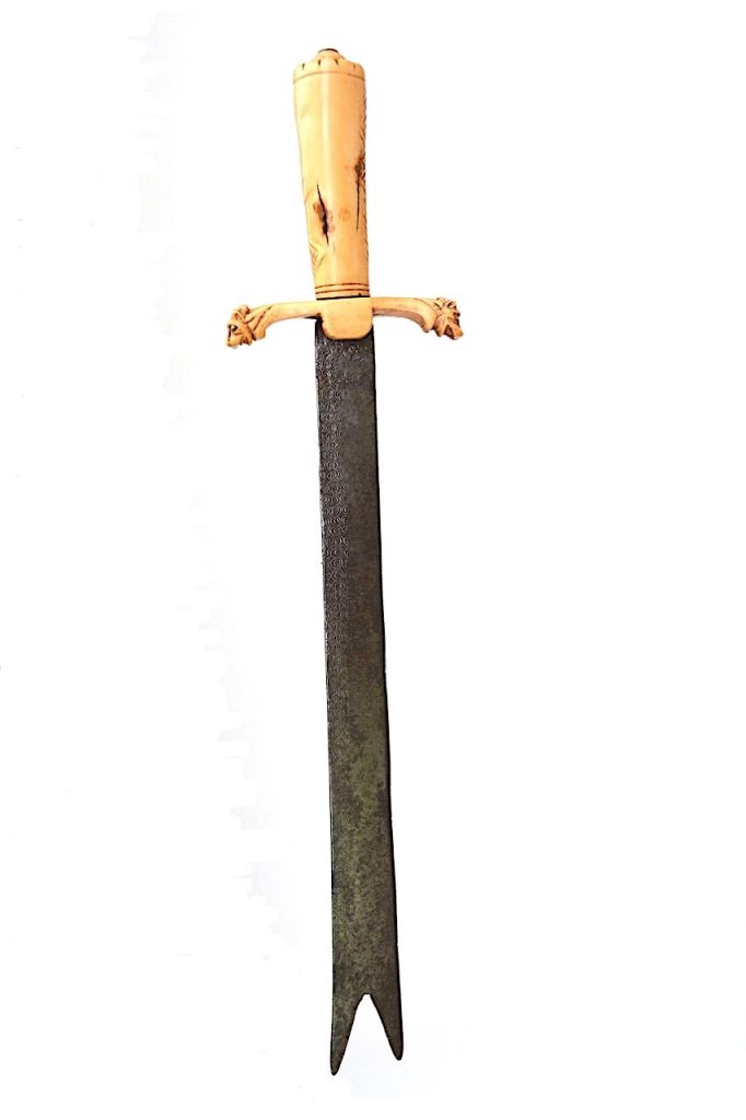 Belle épée Tikar, du Camertoun, République Centrafricaine. Poignée en ivoire.