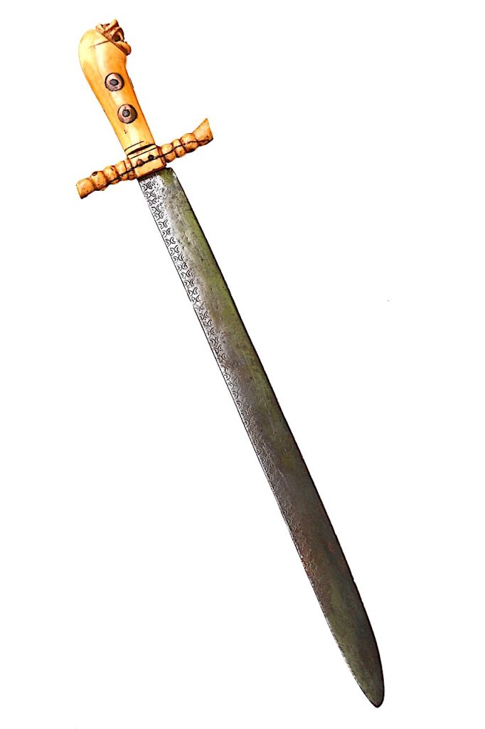 Épée Tikar du Cameroun, poignée en ivoire.
