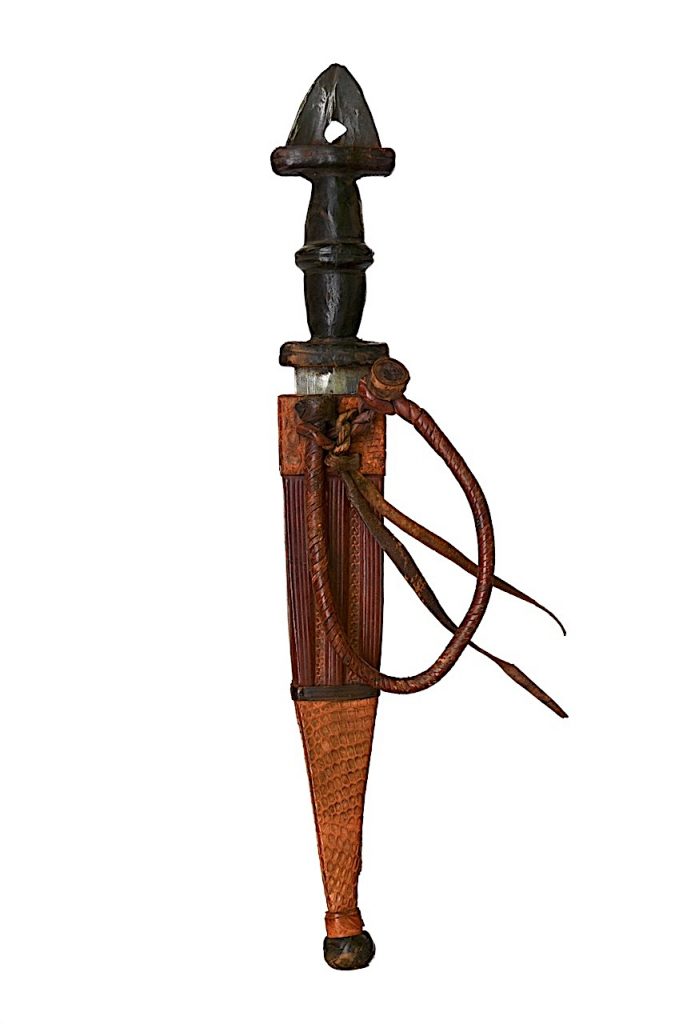 Couteau droit Tedda du Tchad avec son fourreau.