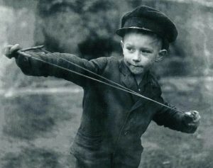 Enfant avec lance-pierre.