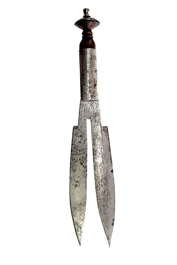Couteau à double lame du peuple Mandingue du Niger.