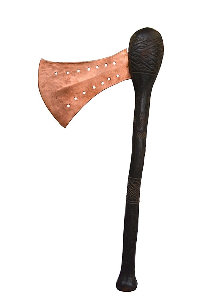 Hache hiérarchique en cuivre du peuple Bakuba, Afrique centrale.