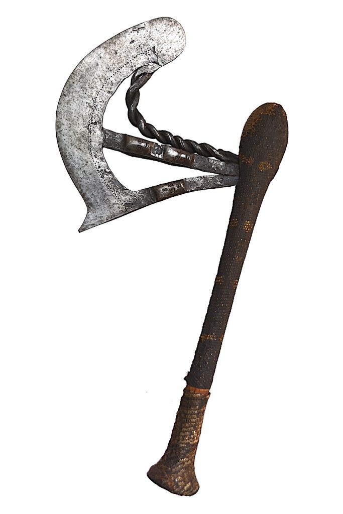 Hache Songyé Nsapo asymétrique avec peau de varan. R.D.C