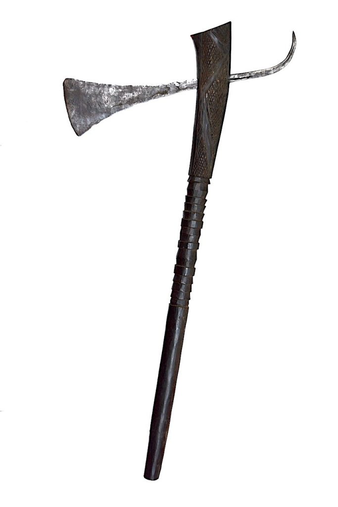 Ethnie Gogo de Tanzanie, hache cérémonielle à lame fine.