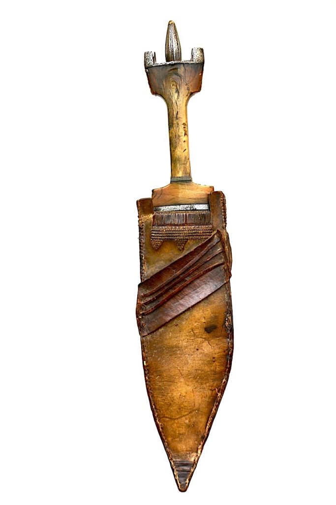 Couteau asymétrique "Bilaho" ethnie Somali, de Somalie et Éthiopie. En corne de rhinocéros et cuir de girafe.