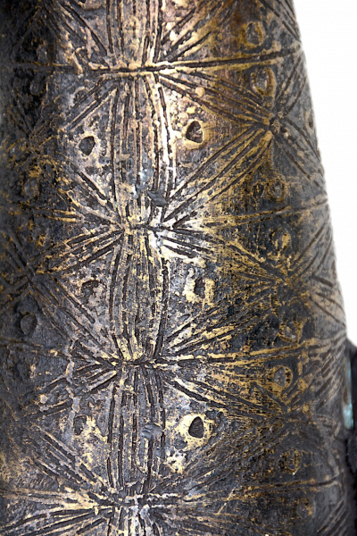 Porte-défense en bronze | Bamiléké, Bamoun, Cameroun | Détail des motifs