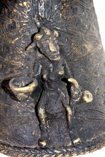 Porte-défense en bronze | Bamiléké, Bamoun, Cameroun | Détail du haut-relief