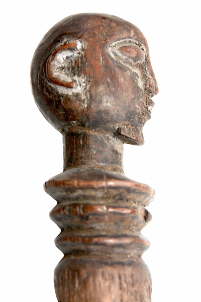 Pilon en bois | Dogon, Mali | Détail de la sculpture du manche - vue de profil