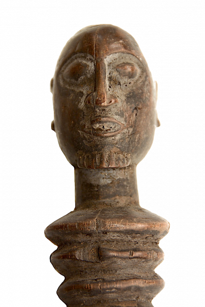 Pilon en bois | Dogon, Mali | Détail de la sculpture du manche - vue de face